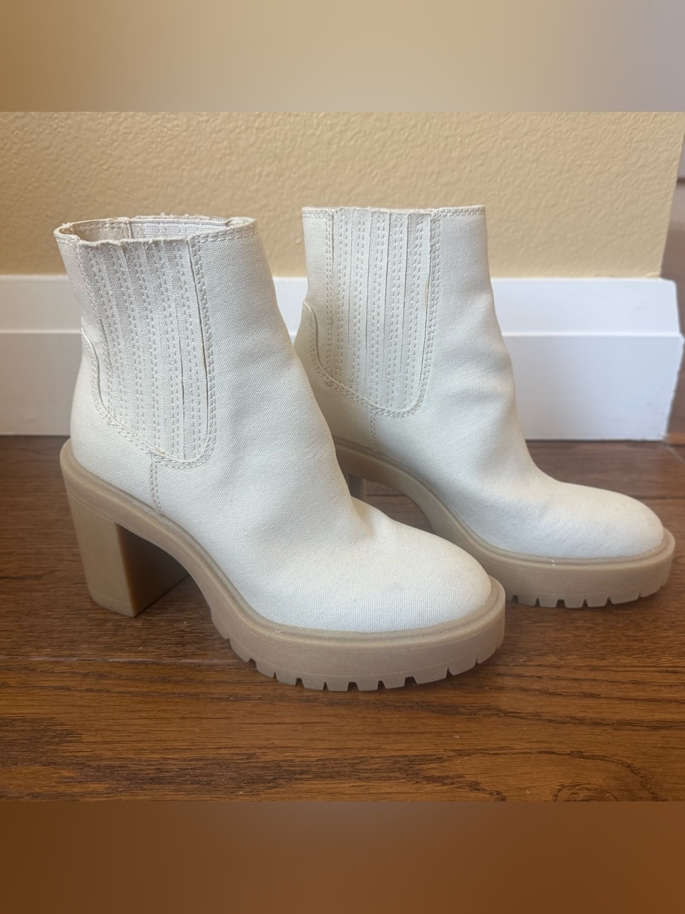 Dolce Vita Women’s Size 6 Ivory Canvas Chelsea Boots Chunky Block Heel Lug Sole